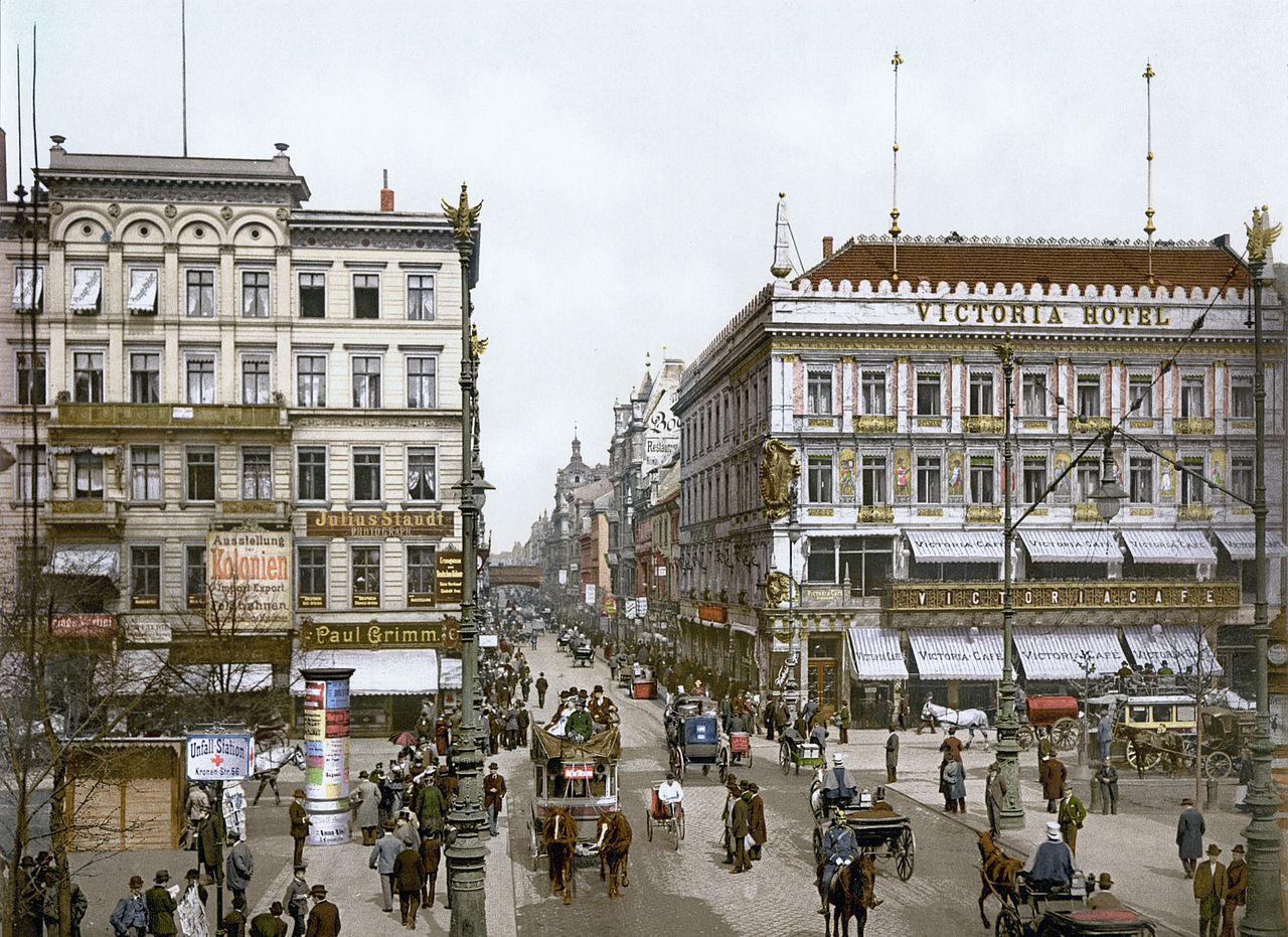 File:Berlin Unter den Linden Victoria Hotel um 1900.jpg - Wikimedia Commons