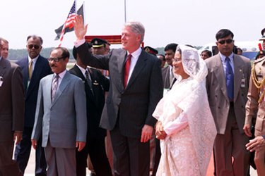 Bill Clinton dengan Shahabuddin dan Sheikh Ahmed Hasina.jpg
