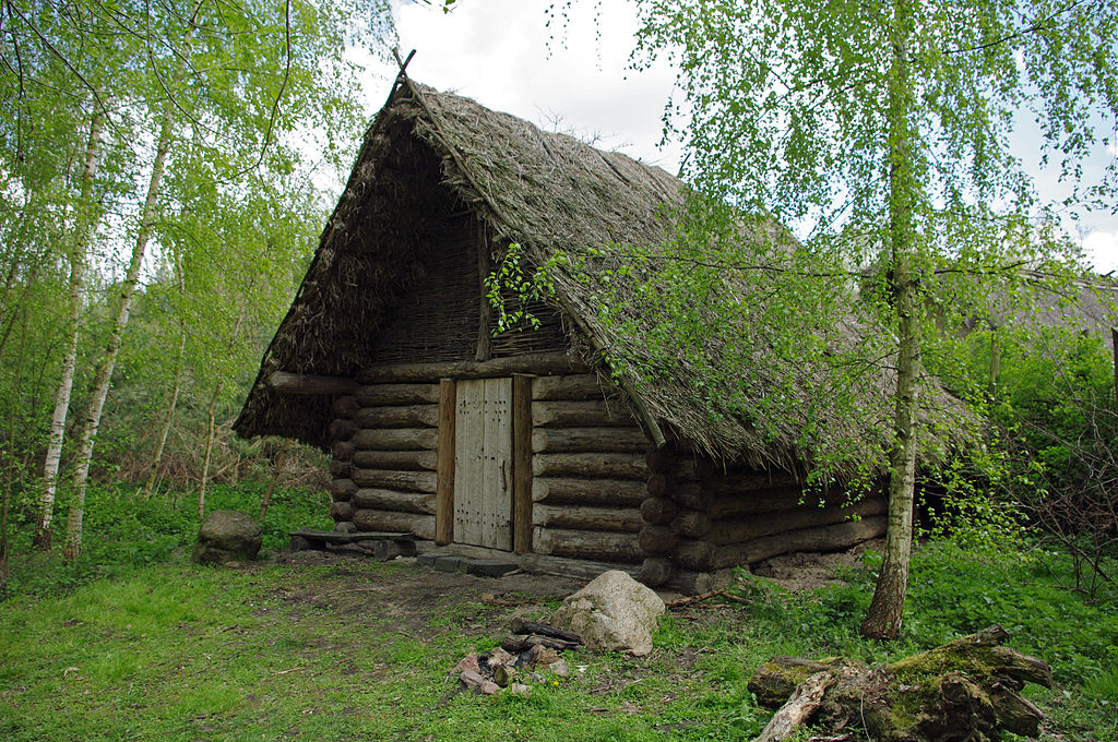 Biskupin rekonstrukcja chaty.jpg