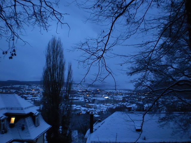 640px-Blue_hour_in_snowy_Marburg,_January_winter_evening_in_Germany_with_fog_in_the_valley_2017-01-15.jpg (640×480)