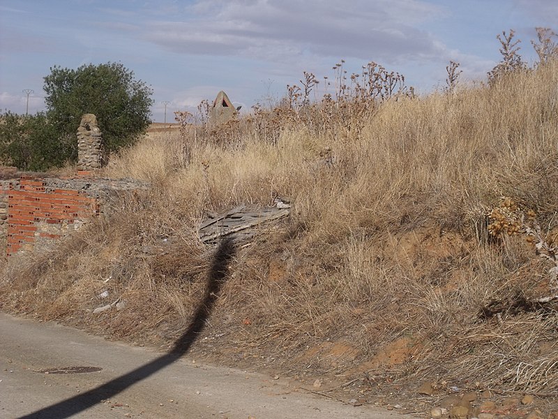 File:Bodegas en Villalube t.jpg