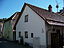 Bogen, Dollmannstraße 5. Kleinhaus erdgeschossig mit Steilsatteldach und aufgedoppelter Haustür, Anfang 19. Jahrhundert.