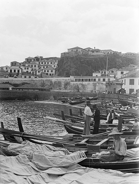 File:Boten in Santa Cruz op Madeira, Bestanddeelnr 190-0151.jpg