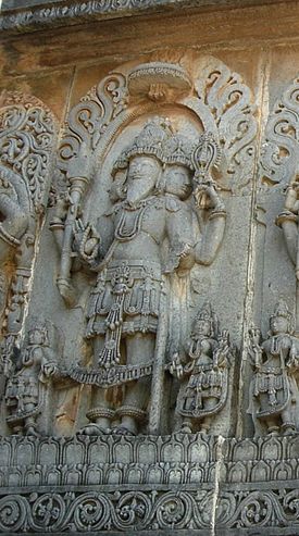 'n Brahmabeeld by 'n tempel in Halebidoe