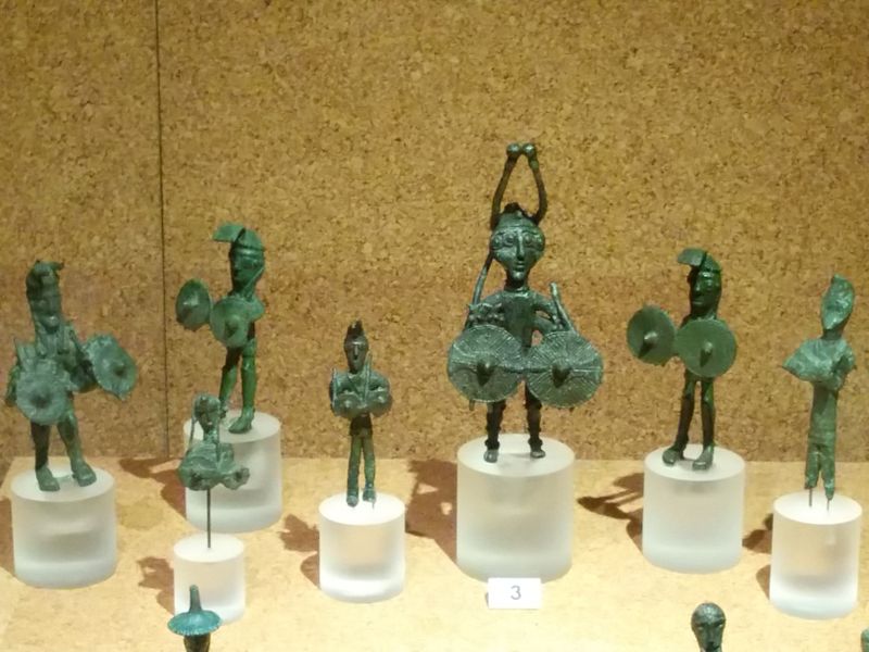 File:Bronzetti nuragici al museo Archeologico di Cagliari.jpg