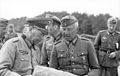 Le General der Panzertruppe Erich Brandenberger (à gauche) avec le Generalfeldmarschall Erich von Manstein en 1941.