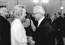 Bundesarchiv Bild 183-1983-0929-049, Berlin, Deutsches Theater, Inge Keller, Honecker.jpg