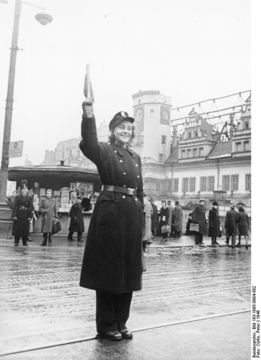 512px-Bundesarchiv_Bild_183-1985-0904-502%2C_Leipzig%2C_Polizistin.jpg