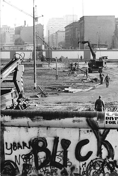 File:Bundesarchiv Bild 183-1989-1111-008, Berlin, neuer Grenzübergang Potsdamer Platz.jpg