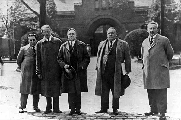 Alfred Apfel, second from left, in front of Berlin prison (1932)