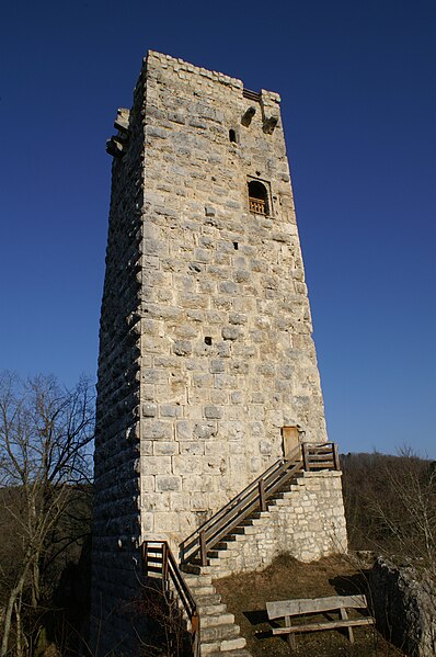 File:Burg Hohenschelklingen; Bergfried.jpg