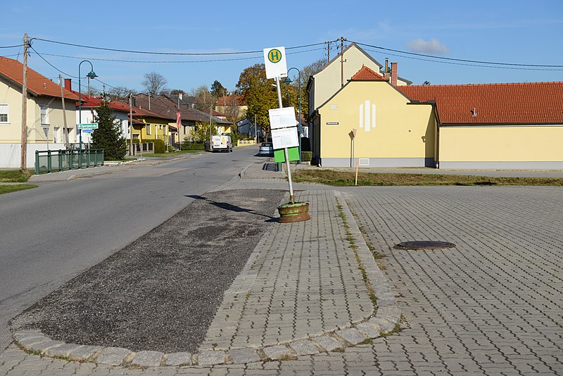 File:Bushaltestelle Raggendorf Busbahnhof 3.jpg