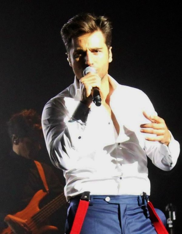 Amidst widespread controversy, "Pe-o margine de lume" was accused of plagiarising "La magia del corazón" by David Bustamante (pictured in 2015).