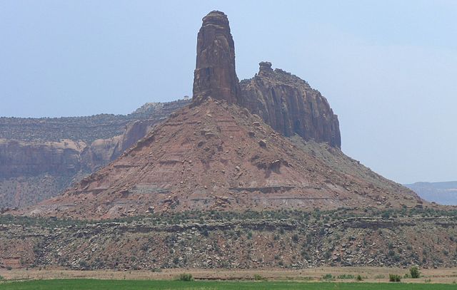 File:Butte_in_Canyonlands.jpeg