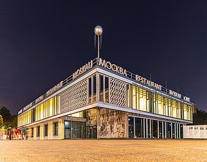 So kommt man zu Café moskau mit den Öffentlichen - Mehr zum Ort Hier