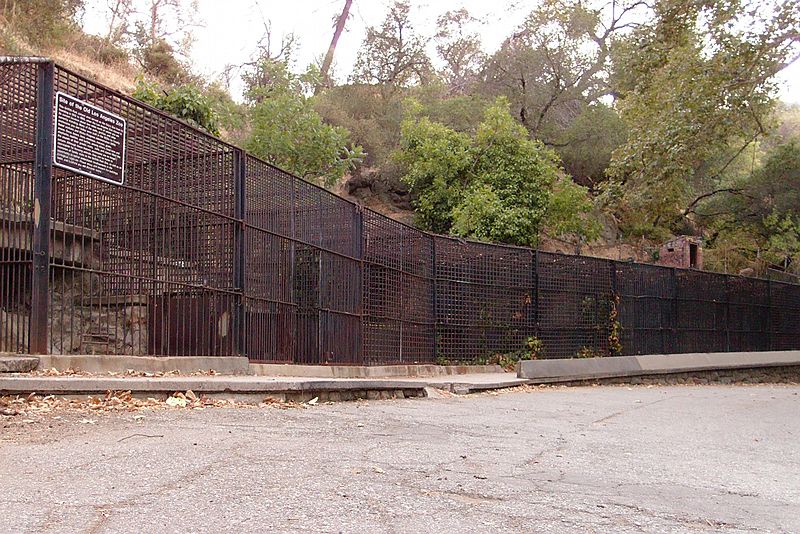 File:Cages at griffith park zoo.jpg