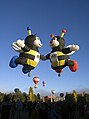 Innowacja balonów na ogrzane powietrze, przypominająca antropomorfizowane pszczoły