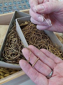 The history and the techniques of the spinning of gold thread