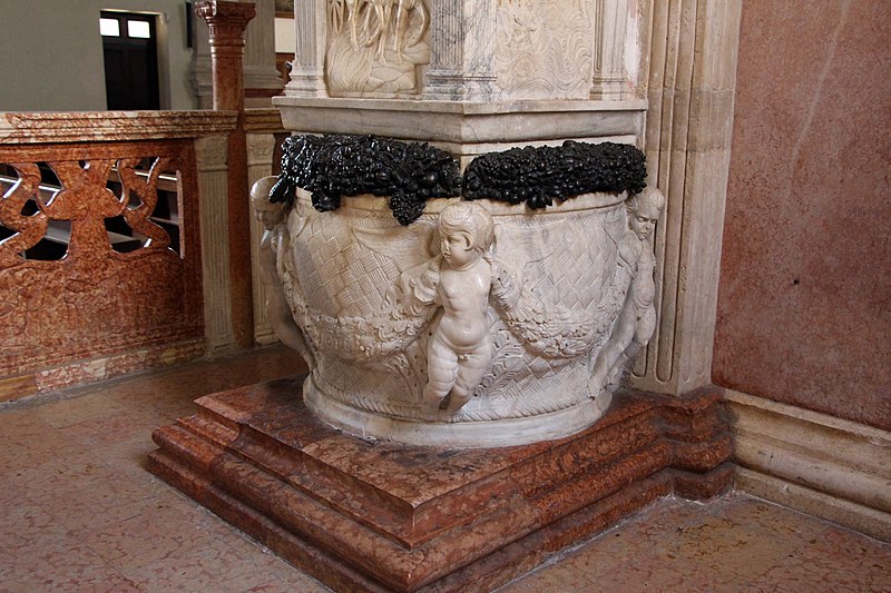 File:Cappella dello zodiaco, canestro con frutta alla base di un pilastro 08.JPG