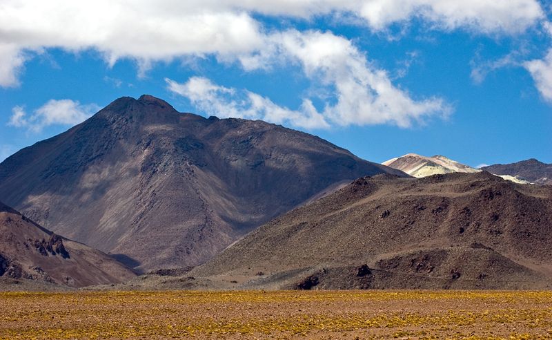 File:Cerro volcan curiquinca.jpg