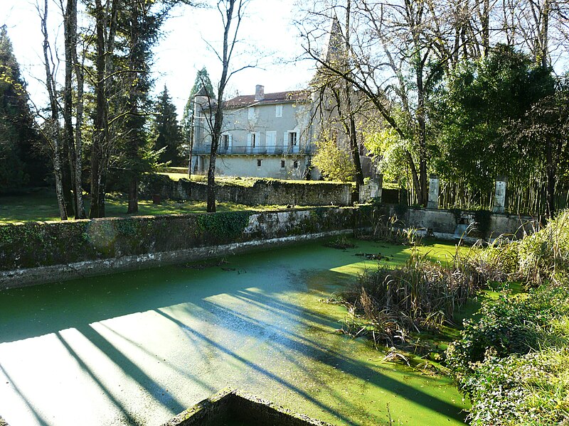 File:Champagnac-de-Belair Borie-Saulnier château (2).JPG