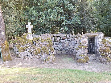 Croix de chemin et la fontaine.