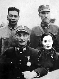 Чианг Сун и два сына.jpg