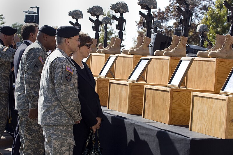 File:Chief of Staff of the Army Gen. George W. Casey Jr. and his wife Sheila pay respects during a memorial ceremony on Fort Hood, Texas.jpg