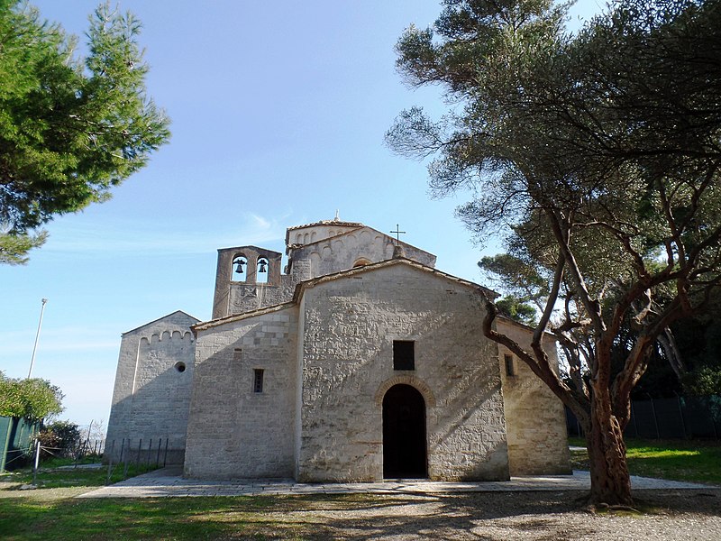 File:Chiesetta di Portonovo AN - facciata.jpg