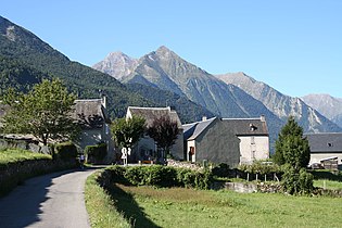 村庄和以Col d'Azet为背景的风景照