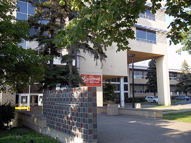 The facade of College Ahuntsic.