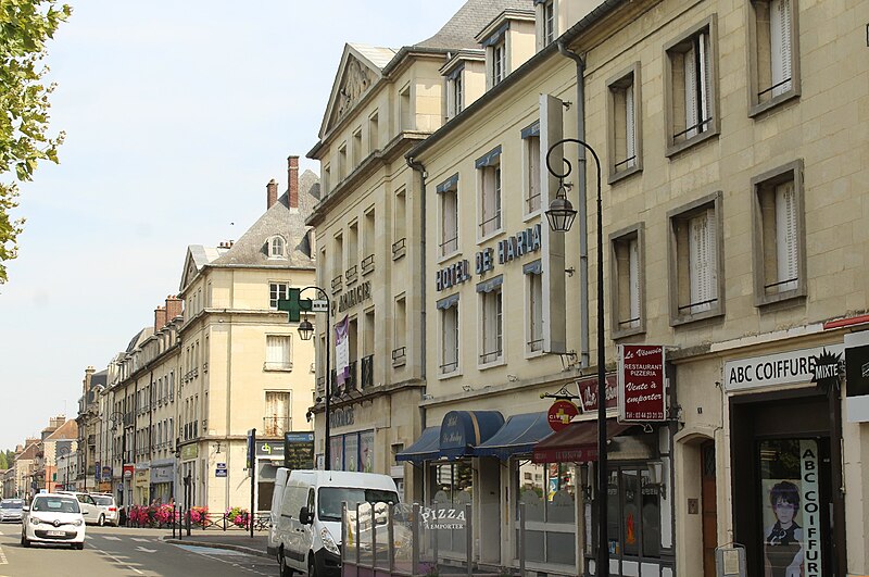 File:Compiègne, hotel Harlay and street N31.JPG