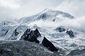 Alpinus mons "Rupes Alba" (Francogallice: Mont Blanc, Italiane: Monte Bianco)