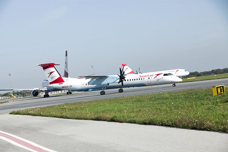 File:Dash 8-Q400 (15869382149).jpg