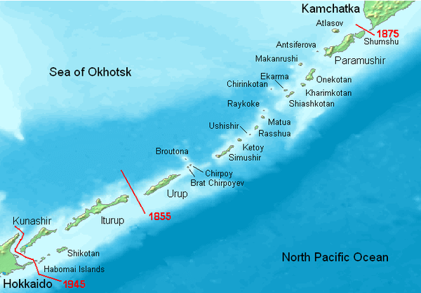 ロシアの名前のクリル諸島。 下田条約（1855年）とサンクトペテルブルク条約（1875年）の境界線が赤で表示されます。 現在北海道の北東のすべての島はロシアによって管理されています。