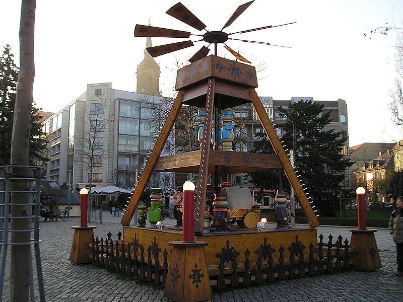 File:Dresden Christmas pyramid 20061202.jpg