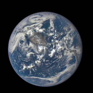 קובץ GIF שנערך מצילומיו של לוויין המופעל על ידי סוכנות NOAA האמריקנית, ובו ניתן לראות את הצד הרחוק של הירח, אותו לא ניתן לראותו מכדור הארץ.