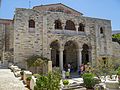 Црква- Панагиа Екатаполиани(Παναγία η Εκατονταπυλιανή), позната и као „црква од 100 врата“