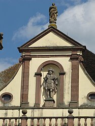 Gâble avec statues de St-Maurice et de la Vierge