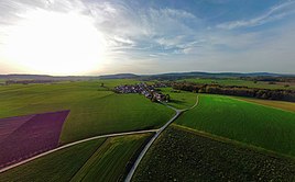 Panorama mit Oberwaiz im Zentrum
Oberwaiz ist ein Gemeindeteil der Gemeinde Eckersdorf im Landkreis Bayreuth (Oberfranken, Bayern).