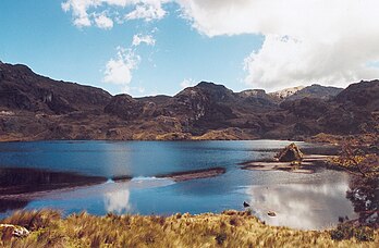 Lacs en miroir, dans le parc national de Cajas (Équateur). (définition réelle 1 768 × 1 160*)