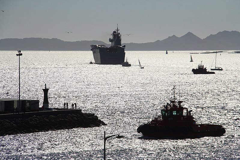 File:El L-61 encaminándose hacia la bocana norte de la Ría de Vigo para salir a mar abierto (34973301691).jpg
