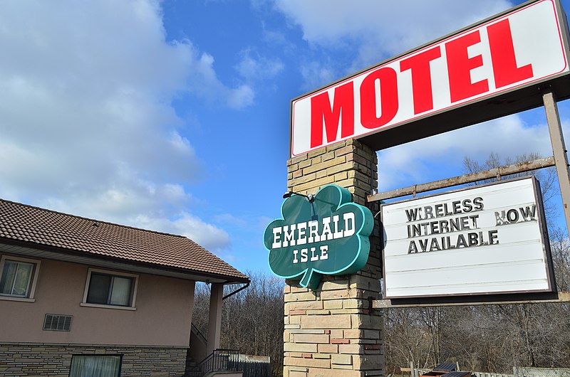 File:EmeraldIsleMotelRichmondHill.jpg