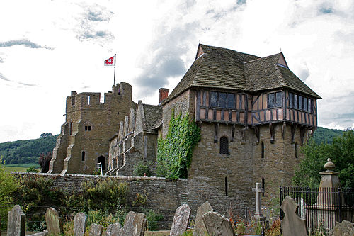 Exterior of Stokesay Castle, 2006.jpg