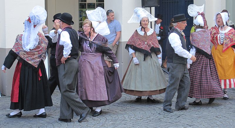 File:Fête des Rouaisouns 2012 02.jpg