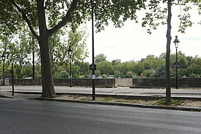 Le quai Henri-IV avec en arrière-plan l'esplanade des Villes-Compagnons-de-la-Libération.