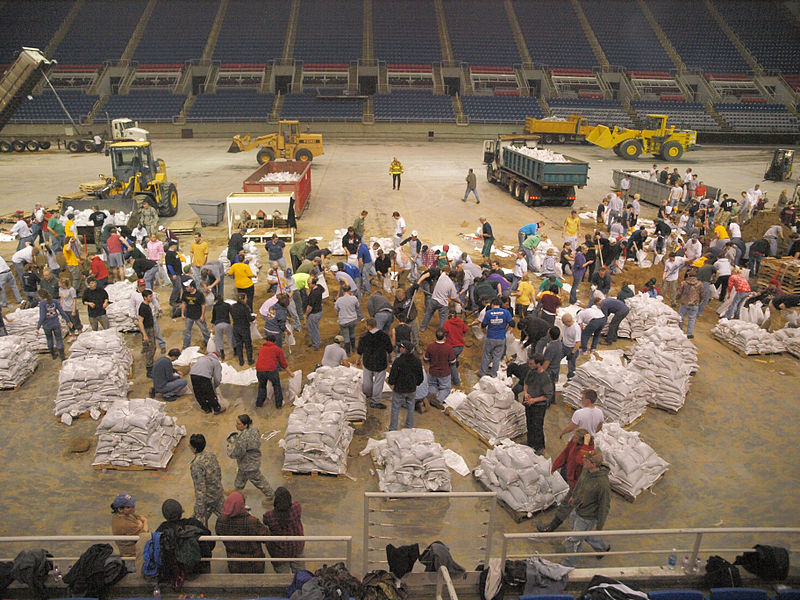 File:FEMA - 40290 - Residents work to fill sand bags as they prepare for flooding in North Dakota.jpg