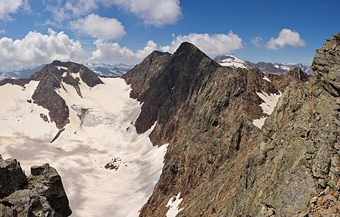 Blick von der Schneespitze auf den Feuersteinferner und die Feuersteine. Links die Aggslspitze, rechts davon die Magdeburger Scharte, von wo nach rechts der Südgrat zum Westlichen Feuerstein ansteigt.