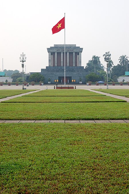 Tập_tin:Flag_of_Vietnam_in_front_of_Ho_Chi_Minh_mausoleum.jpg