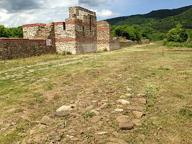 later fort and foundation of original fort wall from 147 AD Fort sostra 2.jpg